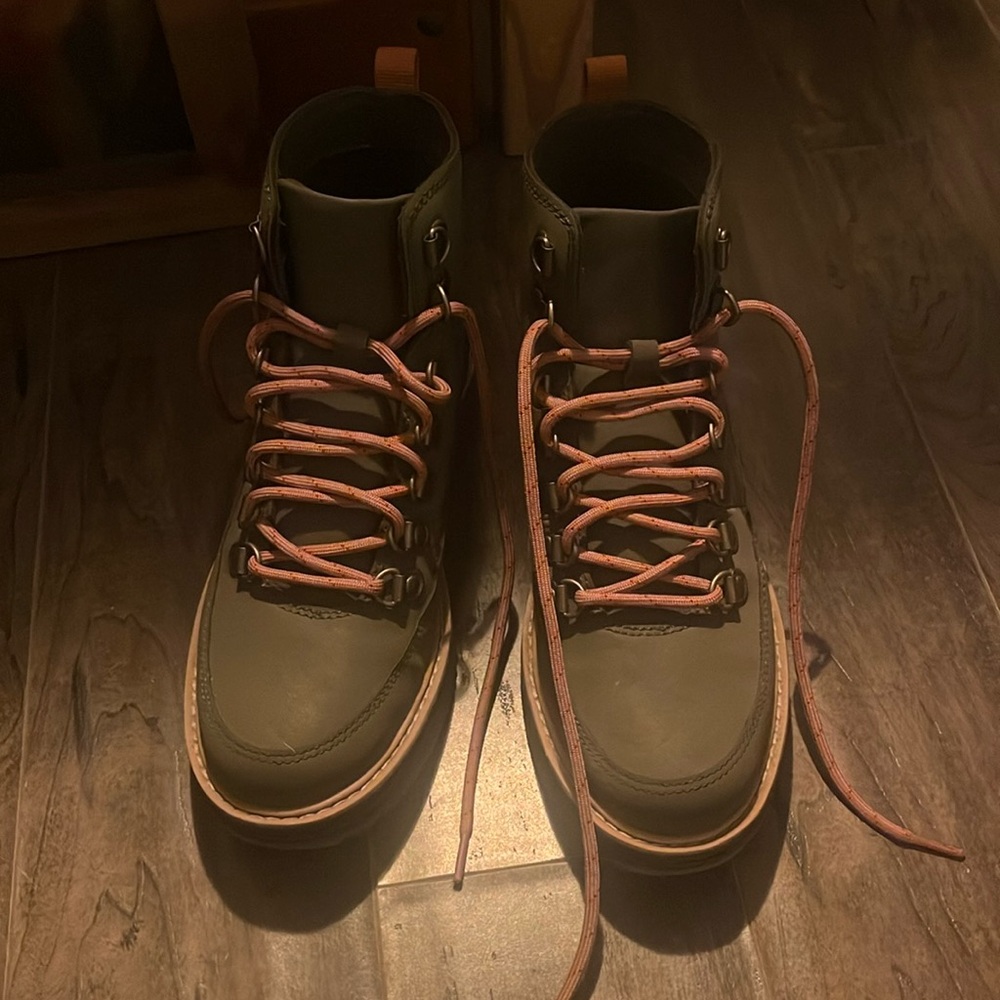 Teva Stylish Green Boots with Pink Laces